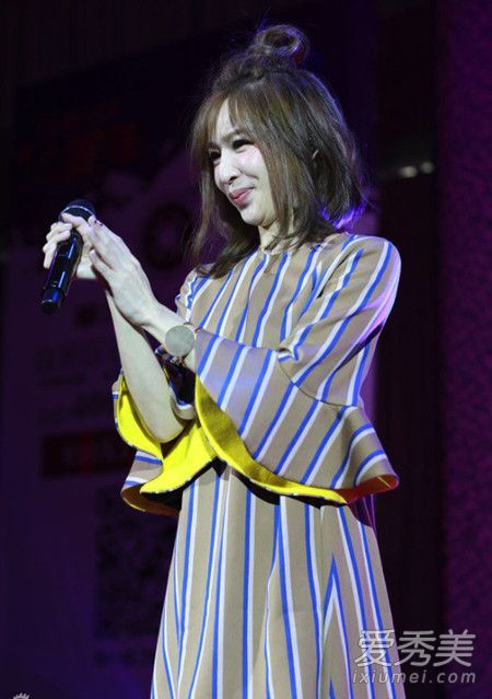 又变脸了？王心凌的脸僵硬和双颚撞击镜子