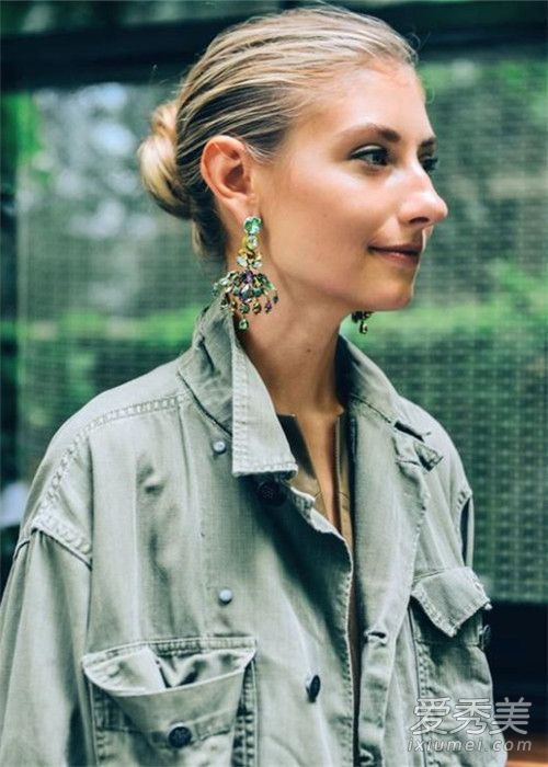 长耳环时尚修饰脸部,增强气场