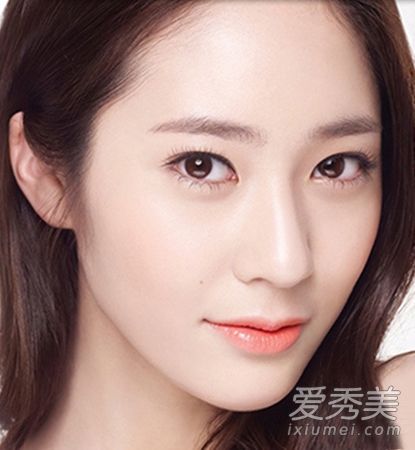 面试着装6分化妆+头发+服装