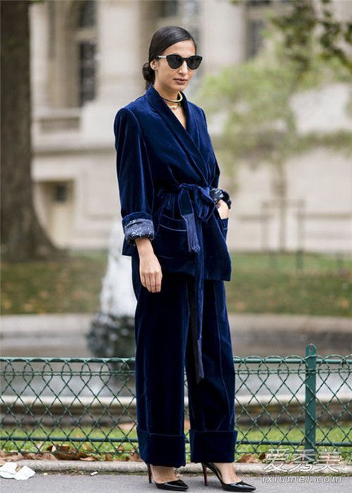 穿着长款套装的女性看起来更有吸引力。