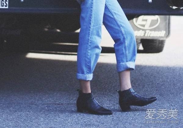 牛仔裤是如何卷起它们的腿的?一种牛仔裤裤腿折叠方法