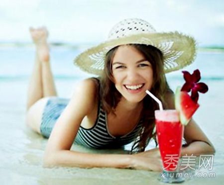 一个25岁的女人必须吃9种“抗氧化”食物来抵抗衰老。