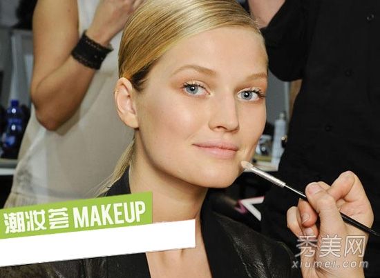 化妆师展示麻子袋遮瑕技巧(照片)