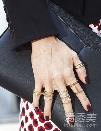 秋冬红色美甲+金戒指是最佳搭配！