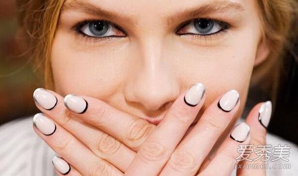 2016年春夏纽约时装周上的“金属美甲”