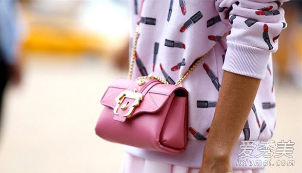 如何打造美丽的粉色从包包开始