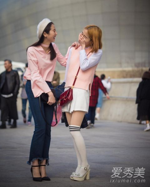 时尚的便携包让你轻盈俏皮。