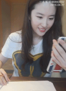 刘亦菲不化妆的现场直播与网上浓妆红不一样。