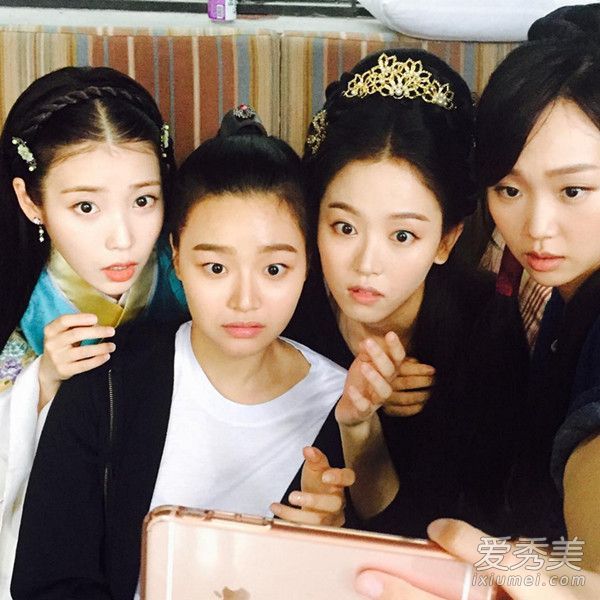 如何在拍摄期间保持韩剧女主角的皮肤是令人钦佩的。