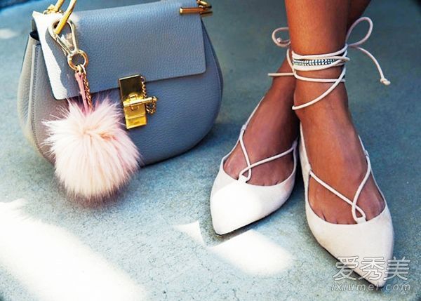 优雅的绑带鞋可以制成时尚的鞋子。