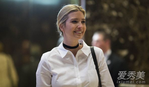 穿着衬衫很无聊吗?然后添加一条颈链