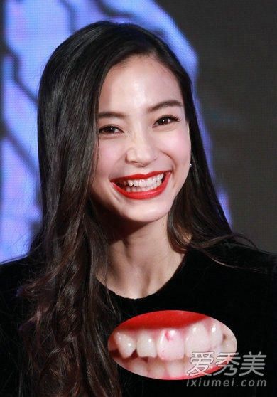 尴尬的化妆!婴儿一年三次不小心在牙齿上涂口红。