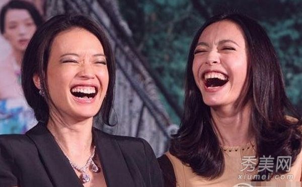 这位女演员笑了，看上去被皱纹和裸露的牙龈吓坏了。