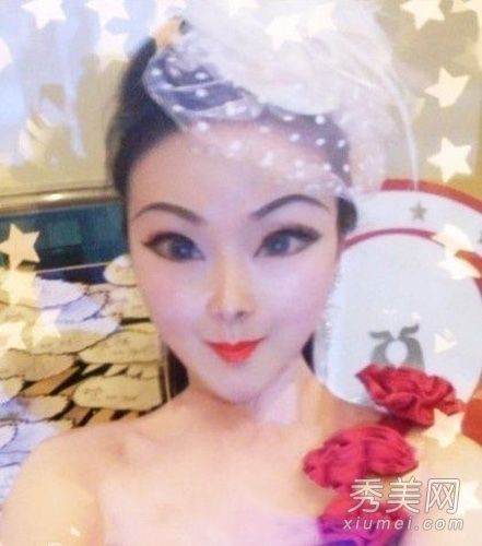 这位方脸女演员剃了光头，下巴变成了“蛇精”