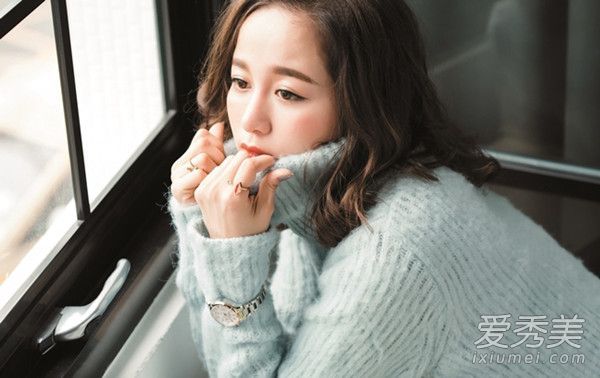 普通的衣服必须穿着时尚和良好的感觉。必须抓住珠宝。