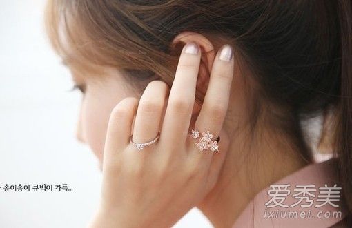 2017年的交通就靠这个了！戒指戴在所有手指都张开的情况下。