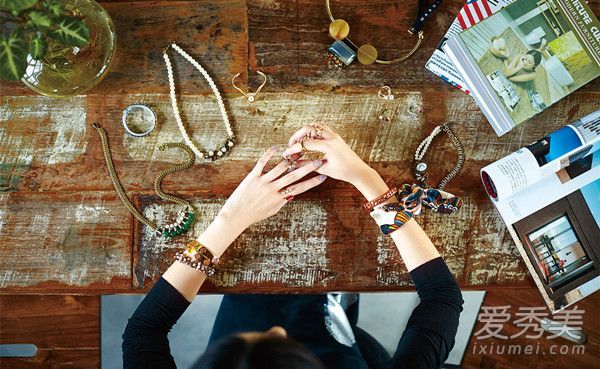 分层搭配技巧将珠宝融入亮色冬季造型