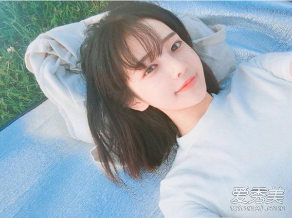 韩国女孩喜欢用自己动手制作的护理产品来涂抹光滑嫩滑的肌肉