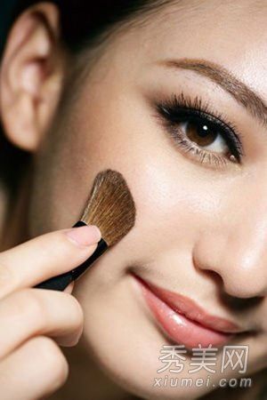 不当化妆变成“假面”和小底妆:四大误区