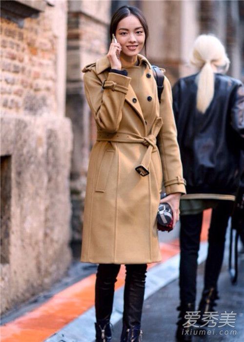 当你穿着超热的驼色外套时，谁说你不是模特？