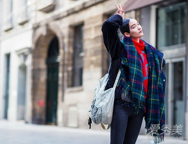 如何改善冬季时尚:平纹还是格子围巾