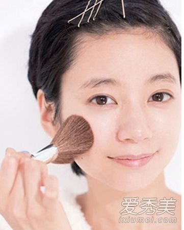 正确绘制底妆，塑造光影效果的小V面