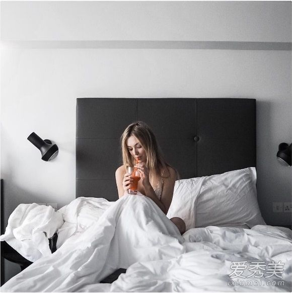 超粉色内衣让你随时散发性感的光波,即使你的男朋友也无法抗拒。