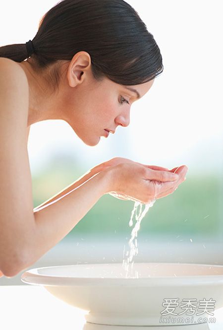 正确洗脸，做一个普通的美人，洗脸时记住5个重要的注意事项。