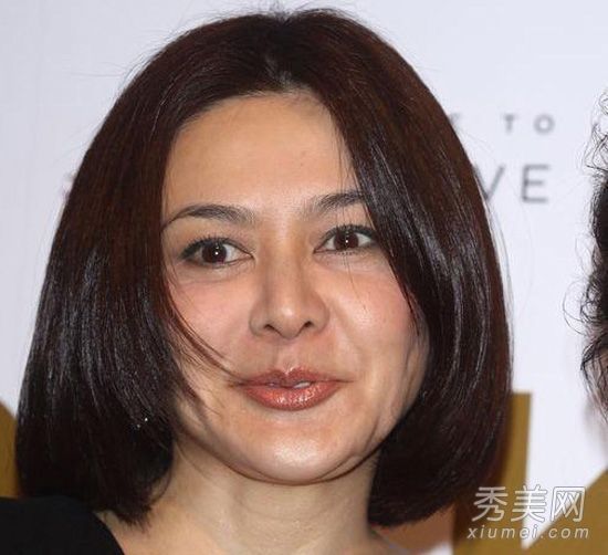 超高清照片女演员不能用浓妆掩盖雀斑和皱纹。