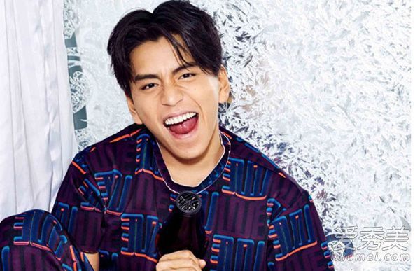 专注于吃孩子的王大陆，用一颗好牙摇着眼睛，得到了他美丽的牙齿尖。