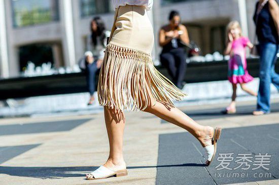 流苏裙的选择让你感觉简单又成熟。