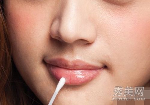 在换季中避免6个错误，防止嘴唇开裂和脱皮