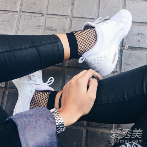 比袜子更紧凑？韩牛爱鱼网丝袜混搭风格