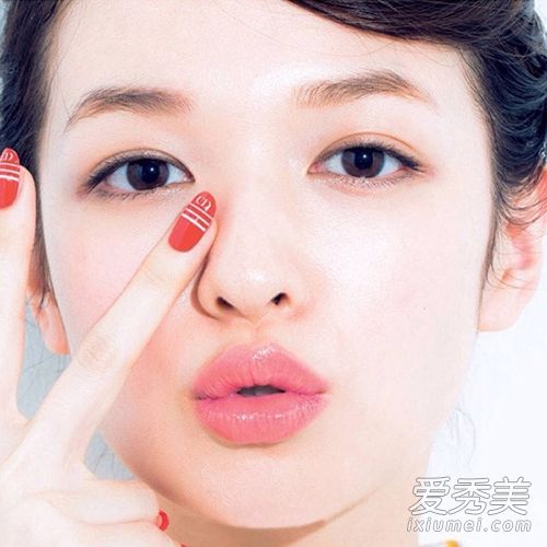 咬唇化妆超受欢迎博尿唇妆怎么画