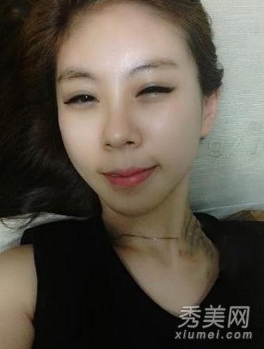 干瘪的脸很容易让老网民们的自肥妆容变成孩子的脸。