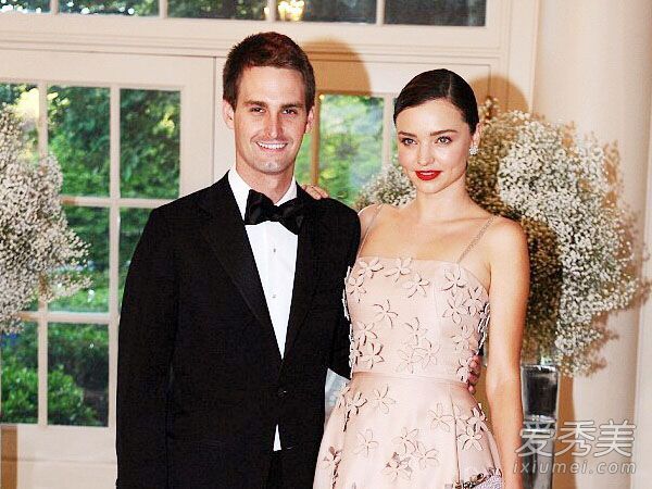 33岁的米兰达·可儿握着这位26岁的总统的手，手里充满了对付男神的技巧！