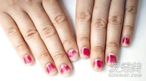 女明星指甲贴教你涂高品味指甲油