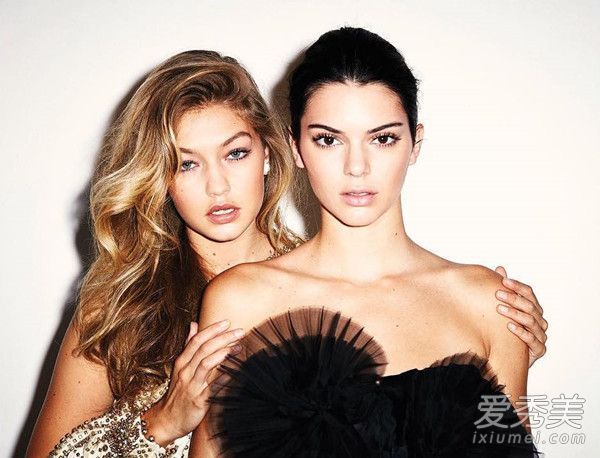 超级名模女王踩在了她的脚上！透皮鞋是下一个趋势吗？