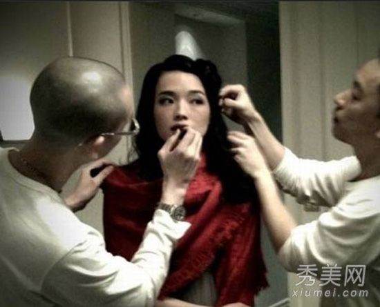 这位女演员的化妆室在化妆前后都装满了化妆品，以展示她的真面目。