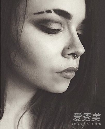 “断臂眉毛”在欧美时尚界很受欢迎(图)