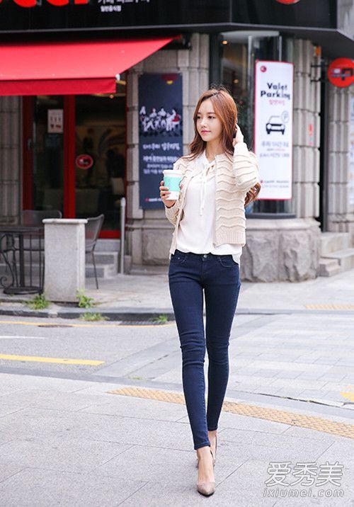 窄小的裤子穿不了多久,找出旧牛仔裤的时尚感。