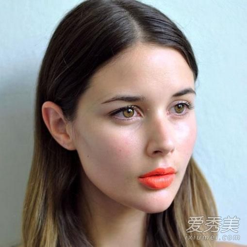 橙色唇妆是最受欢迎的，不适合每个人。