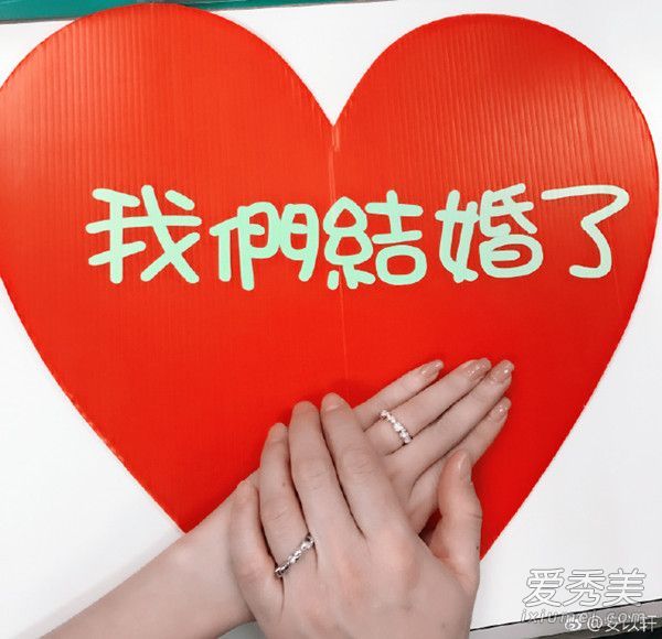 安的结婚照揭示了安穿的是什么牌子的婚纱。