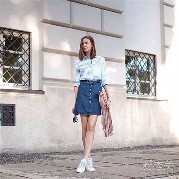 这条牛仔裤配什么衬衫?牛仔裤的裙子和外套如何搭配?