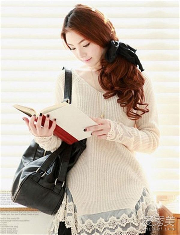 雪纺裙子配什么外套？针织衬衫很棒。