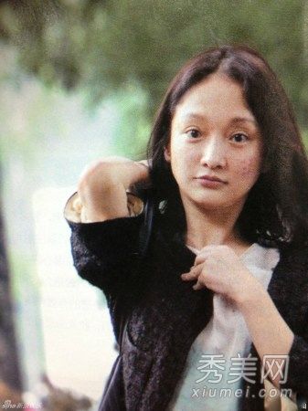 周迅的《鸟瞰群芳》没有化妆，脸上布满了痘痘。