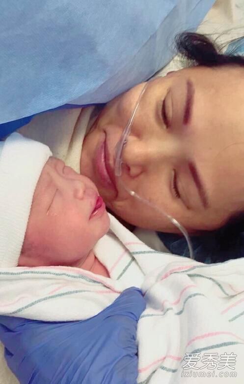 伊能静李小璐双眼皮上的伤疤正在显现！