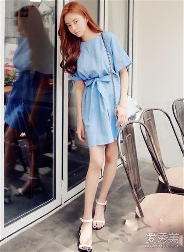 夏装如何搭配？这条裙子这样看起来很新鲜。