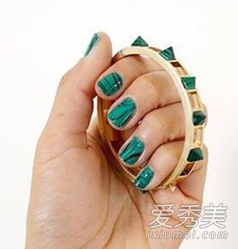 美容化妆主教,你有6个步骤来创造孔雀石图案指甲艺术