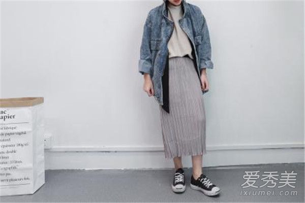 百褶裙配什么外套？这是一场很好的比赛。